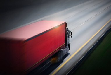 Yarıkaravan Kamyonu Yolda Sürüşünün Hızı Hareketi. Kargo konteynır kamyonları. Teslimat, Transit Kargo Sevkiyatı. Dizel traktör Lorry. Nakliye Aracı Lojistik Taşımacılığı.