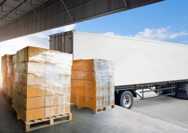Paketlenmiş Plastik Kutular Paletler Yük Kutusuna Yükleniyor. Nakliye kamyonları. Tedarik zinciri. Sevkiyat Kutuları. Dağıtım Malzemeleri Deposu. Nakliye Aracı Taşımacılık Lojistiği.