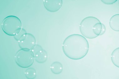 Soyut Şeffaf Yeşil Sabun Köpükleri Arkaplanı. Sabun köpüklü su..