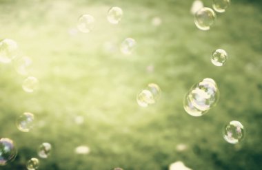 Soyut Güzel Bulanık Sabun Kabarcıkları Havada Yüzüyor. Sabun köpüklü su.