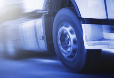 Hızlı Dönen Kamyon Tekerlekleri. Yarı Kamyon, Yol Nakliyat Kamyonu 'nda. Lojistik Kargo Taşıma Lojistiği
