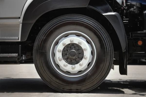 Big Semi Truck Wheels Tres Резина Шины Vechicle Транспорт Грузовых — стоковое фото