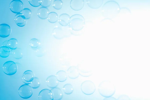 概要白い空間を持つ美しい透明ブルーソープバブル 石鹸スッド泡水 — ストック写真