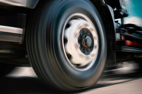 Snel Draaiende Truck Wielen Vrachtwagen Snelheid Rijden Weg Goederenvervoer Vrachtwagen — Stockfoto
