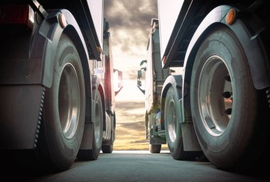 Semi TrailerTrucks Sunset Sky ile park etti. Nakliye konteynırı kamyonları. Motor Diesel. Kamyon Traktörü. Endüstriyel Yük Kamyonları Lojistik Taşımacılık.