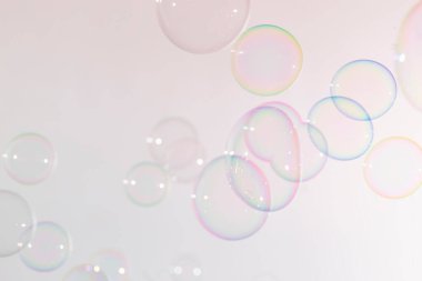 Şeffaf pembe sabun köpüğü arkaplanı. Sabun köpüklü su..