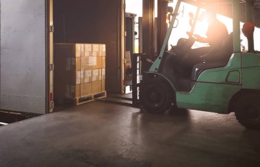 Forklift Traktör Kargo Konteynırına Paket Yükleme Kutuları. Nakliye kamyonları. Kargo Servisi. Tedarik zinciri malları sevkiyatı. Depo Lojistik Taşımacılığı.