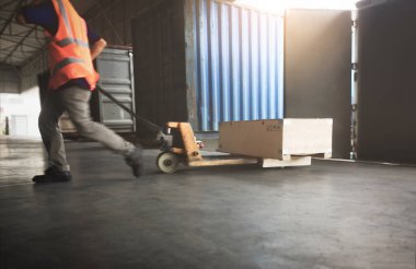İşçiler kargo konteynır kamyonlarına tahta kutular boşaltıyor. Rıhtım yükleniyor. Nakliye Deposu. Teslimat. Malzemeler. Tedarik zinciri. Depo Lojistik Kargo Taşıma.