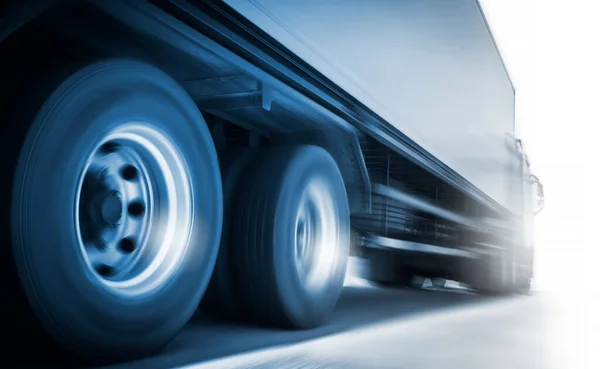 Snelle Draaiende Wielen Met Speeding Motion Semi Vrachtwagens Rijden Weg — Stockfoto