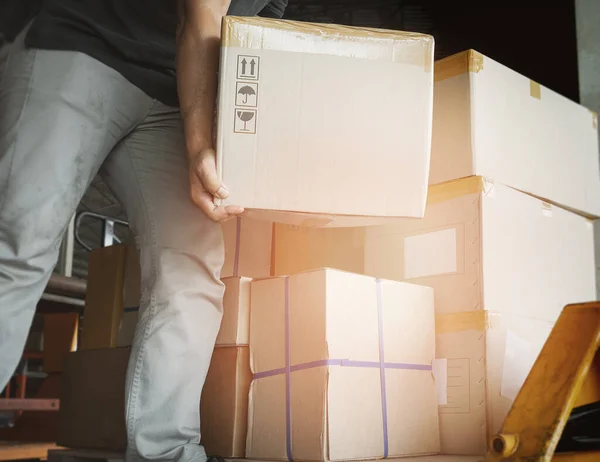 Palet Üzerinde Paketleme Kutuları Taşıyan Işçiler Karton Kutular Nakliye Malzemeleri — Stok fotoğraf