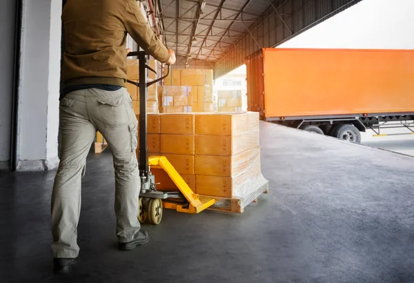 Trabajadores Descargando Cajas Embalaje Paletas Los Camiones Contenedores Carga Muelle —  Fotos de Stock