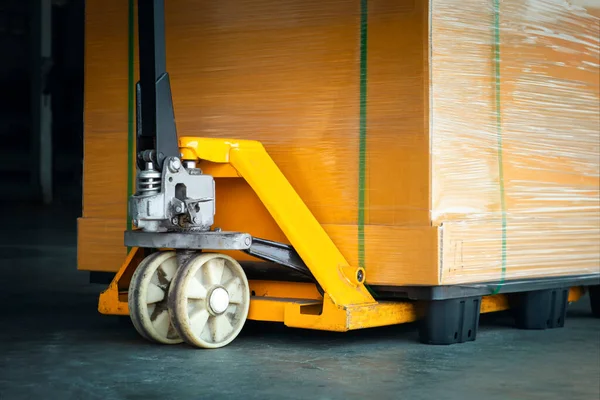 Hand Pallet Truck Packaging Boxes Stacked Plastic Pallet Supply Chain — ストック写真