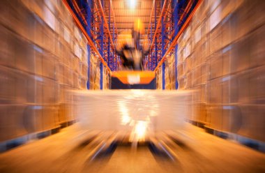 Hareket Hızı Forklift kullanan işçilerin Kargo Kutuları Paleti boşaltma hızını bulanıklaştırdı. Tedarik zinciri nakliye deposu. Teslimat. Malzemeler. Depolama Rafı. Depo Lojistiği Malzemeleri.