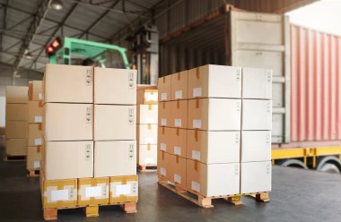 Paletlere Yığılmış Paket Kutuları Kargo Konteynırına Yükleniyor. Nakliye kamyonları. Tedarik zinciri sevkiyatı. Dağıtım Malzemeleri Deposu. Nakliye Aracı Taşımacılık Lojistiği.