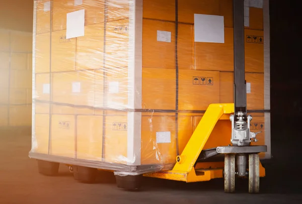 梱包箱包装プラスチックは ハンドパレットトラックとパレットに積み込まれました 流通倉庫 貨物輸送 配送用品倉庫物流 — ストック写真
