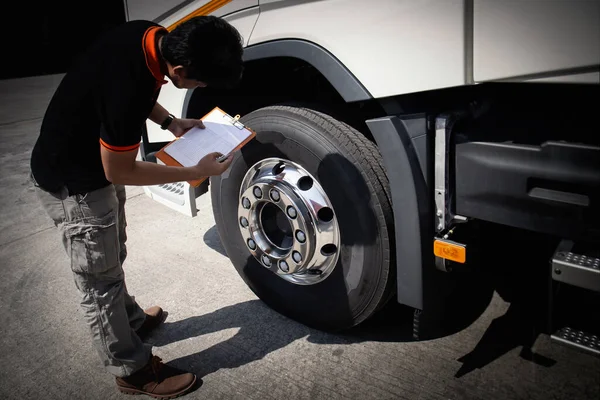 Controladores Camiones Comprobando Lista Verificación Mantenimiento Seguridad Del Camión Inspección — Foto de Stock