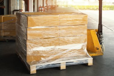 Ambalaj Kutuları Depo 'daki Paletlere Paketlenmiş Plastik. Karton karton kutular. Tedarik zinciri. Depo Dağıtımı. Kargo Nakliyat Deposu Lojistik Malzemeleri