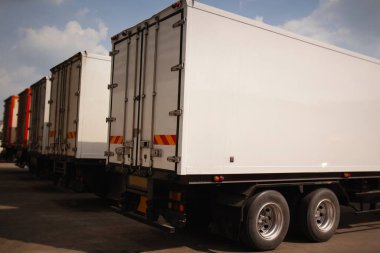 Kargo konteynerleri. Park yerindeki yarı karavan kamyonları. Nakliye kamyonu. Teslimat Transit. Endüstriyel Yük Kamyonları Lojistik Taşımacılık.