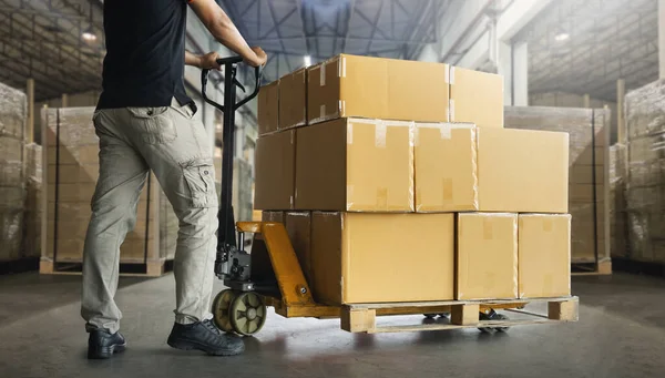 Arbeiter Beim Entladen Von Verpackungsboxen Auf Paletten Lager Kartons Kartons — Stockfoto