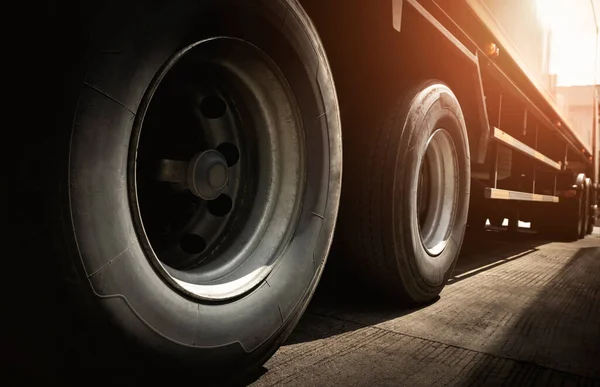 Banden Voor Opleggers Van Vrachtwagens Rubber Wielbanden Vrachtwagens Transport Logistiek — Stockfoto