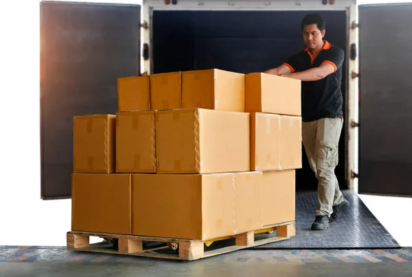 Los Trabajadores Descargan Cajas Embalaje Apiladas Paletas Camiones Contenedores Almacén — Foto de Stock