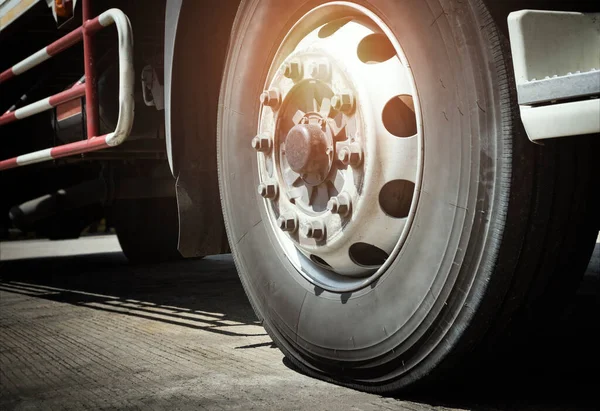 卡车车轮轮胎轮胎 卡车轮胎 货运卡车运输 — 图库照片