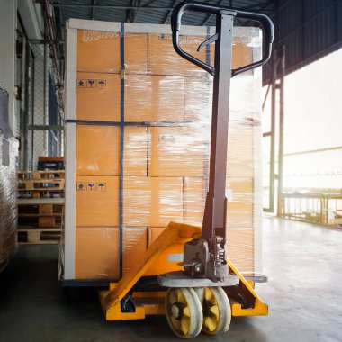Palet Paketlenmiş Paket Kutuları ve Palet Paketlenmiş El Kamyonu. Tedarik zinciri. Kargo Kargo Kutuları. Dağıtım. Depo Lojistiği Malzemeleri.