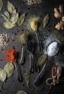 Koyu arkaplanda yemek pişirmek için renkli aromatik baharatlar.