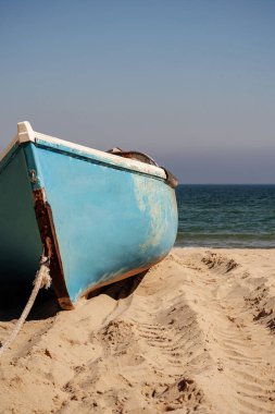 Kumda yelken açmaya hazır yalnız bir papaz.