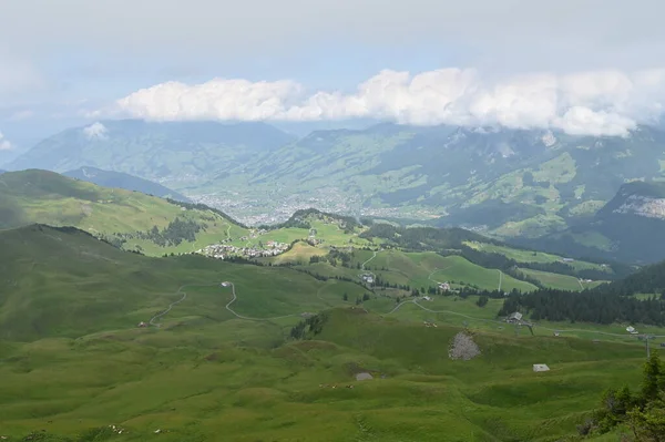 Panoramiczny Widok Piękny Krajobraz Alpach Szwajcarskich Świeżymi Zielonymi Łąkami Domkami — Zdjęcie stockowe