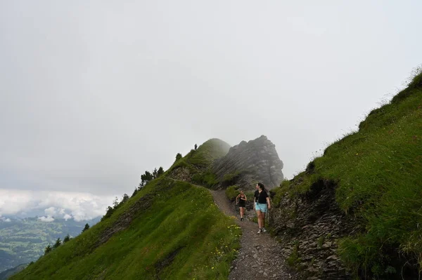 Vista Senderistas Turistas Mujeres Caminando Camino Montaña Empinada Suiza — Foto de Stock