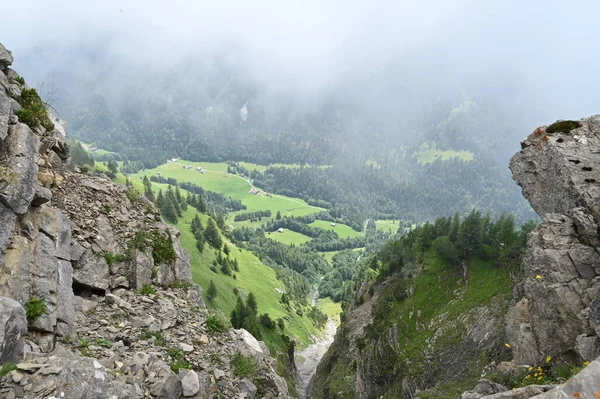 Los Alpes Suizos Una Ruta Senderismo Pie Borde Pintoresco Acantilados — Foto de Stock