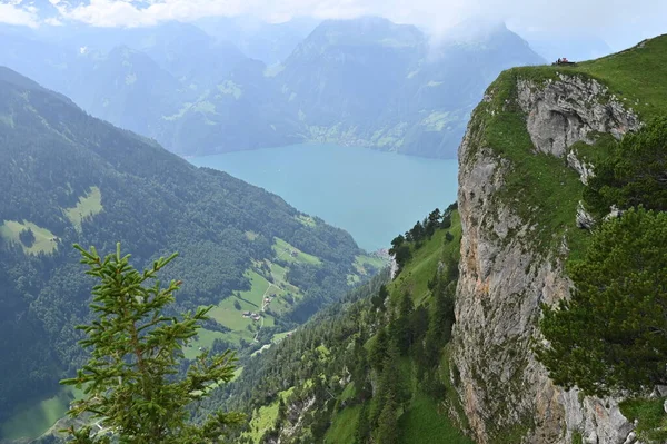 Panoramatický Výhled Alpské Jezero Vrcholu Okraji Kopce Švýcarsku — Stock fotografie