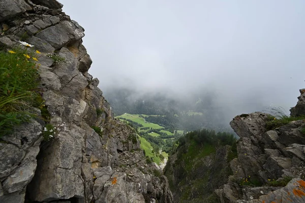 Alpach Szwajcarskich Szlak Pieszy Malowniczych Klifach — Zdjęcie stockowe