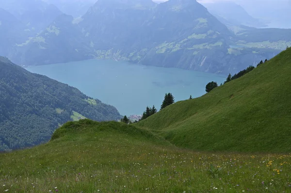 Błękitne Czyste Jezioro Wodne Szwajcarii Otoczone Wzgórzami Klifami — Zdjęcie stockowe