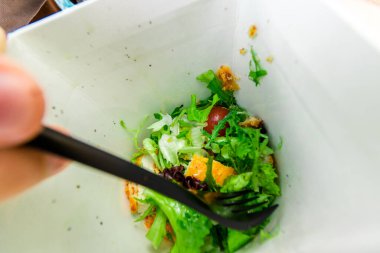  Tek kullanımlık kutuda taze sebze salatası. Paket yemek. Yemek teslimatı.