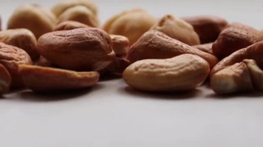 Beyaz arka planda fındık ve fındık bulunur. Kamera yana kayıyor.