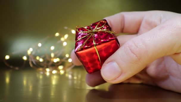 Распаковка новогоднего подарка. — стоковое видео