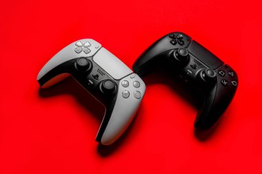 Ukrayna - 10 Aralık 2021 Kablosuz PlayStation 5 Dualsense oyun rampaları.