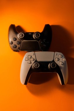 Ukrayna - 10 Aralık 2021 Kablosuz PlayStation 5 Dualsense oyun rampaları.