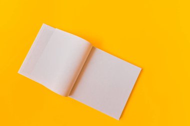  Sarı arkaplandaki notlar için beyaz boş sayfalı defter.