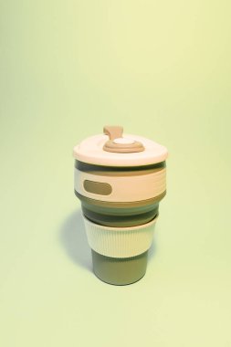 Hafif arka planda kahve için tekrar kullanılabilir silikon bardak. Tek kullanımlık bardaklar için yenisi. Yüksek kalite fotoğraf