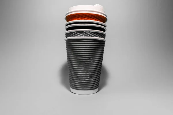 グレーの背景にコーヒー用の使い捨て紙コップ 高品質の写真 — ストック写真