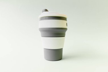 Yeniden kullanılabilir silikon fincanı beyaz arka planda kahve olarak kullanılabilir. Tek kullanımlık bardaklar için yenisi. Yüksek kalite fotoğraf