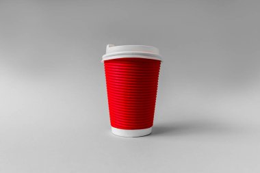  Gri arka planda kahve için tek kullanımlık kırmızı kağıt bardak. Yüksek kalite fotoğraf
