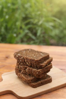 Tahta bir masada siyah tahıl ekmeği..