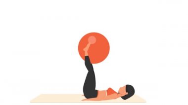 Ters çıtırdama egzersizi. Fitbol ile kadın antrenmanı.