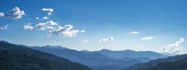 Uttarakhand dağlarının manzaralı güzel manzarası Almora şehri manzaralı.