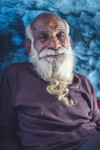 Egy Öreg Indián Férfi Arcképe Ráncokkal Arcán Ahogy Kamerába Mosolyog — Stock Fotó