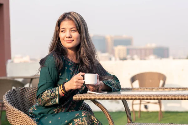 Młoda Indyjska Dziewczyna Pijąca Herbatę Lub Kawę Kawiarni Dachu Ubrana — Zdjęcie stockowe